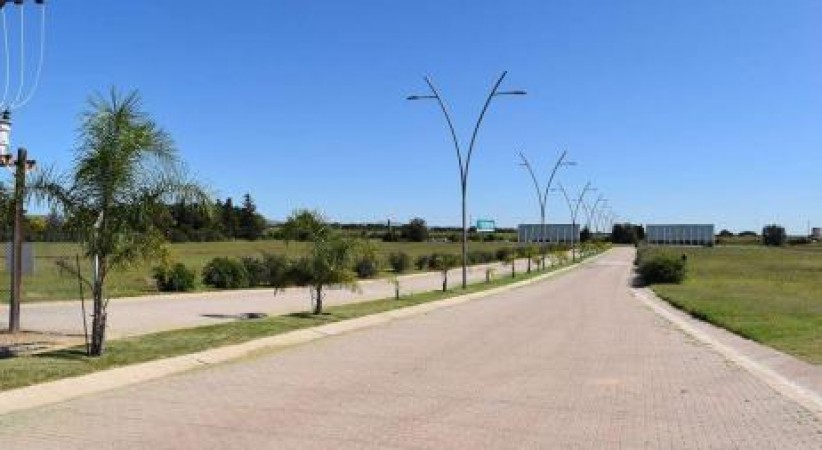 LOTE EN VENTA EN ACQUAVISTA 